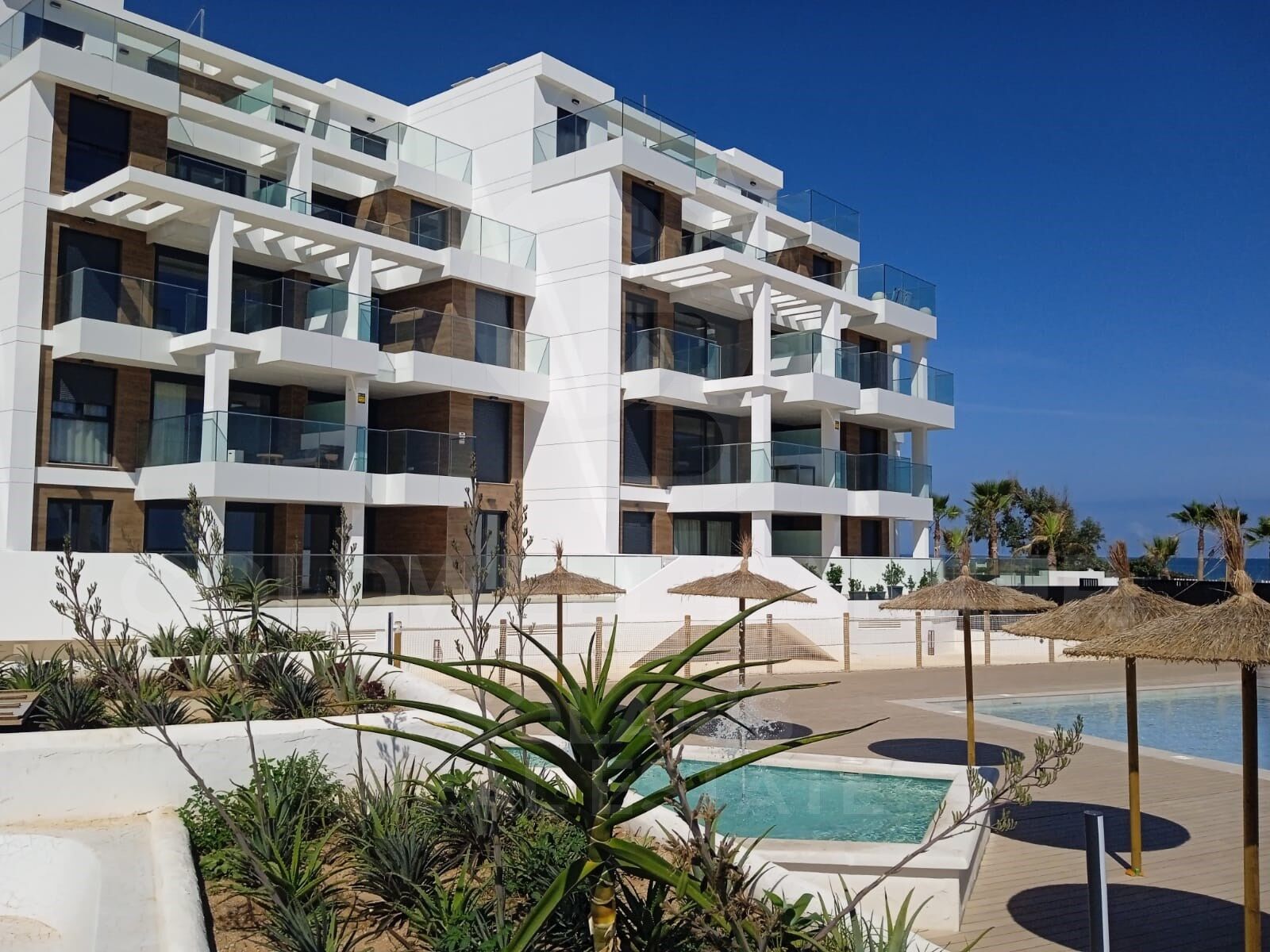 Penthouses and apartments with 2 and 3 bedrooms with terrace in Urbanization a meters from La Playa in Dénia