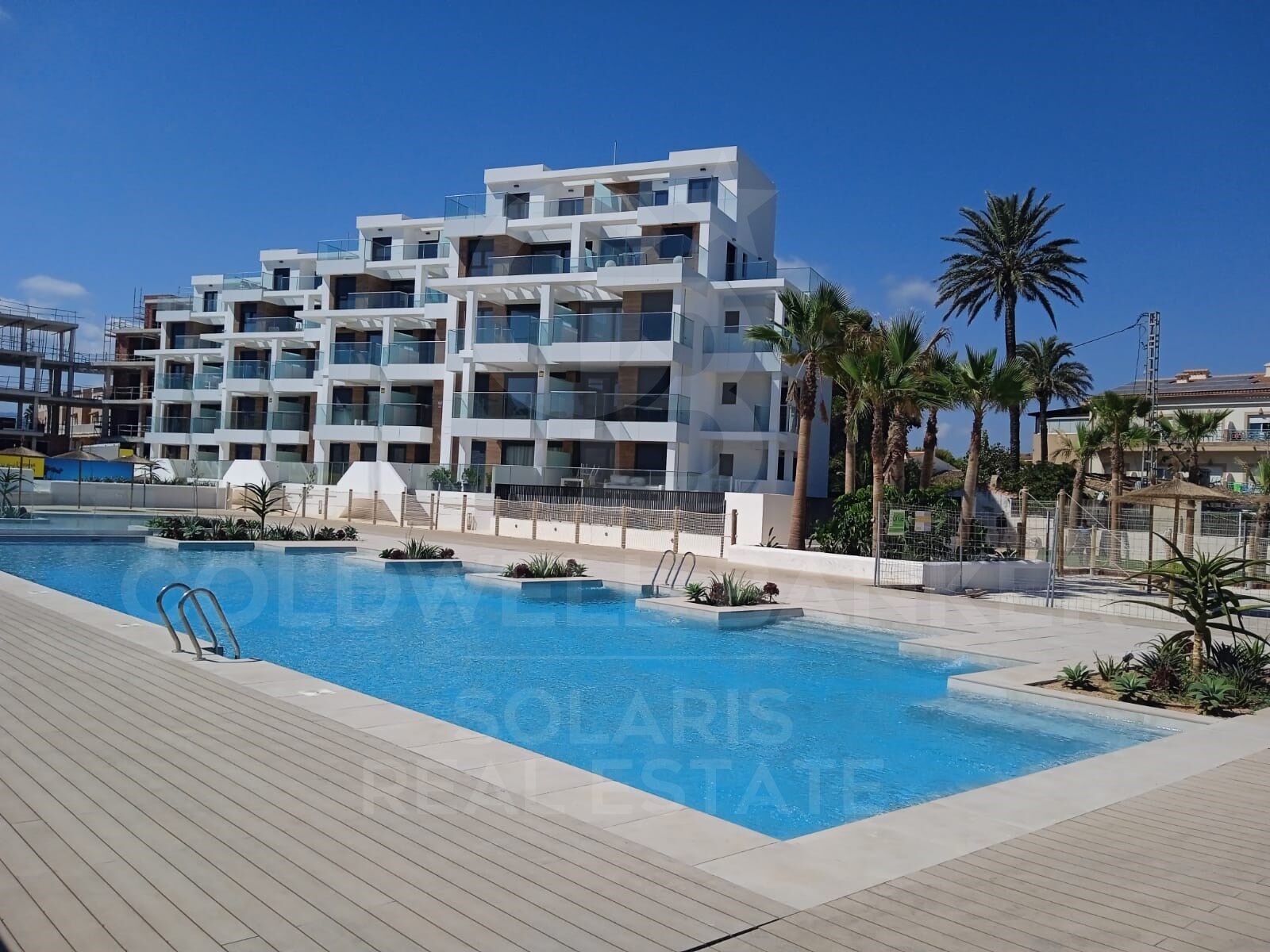 Penthouses and apartments with 2 and 3 bedrooms with terrace in Urbanization a meters from La Playa in Dénia