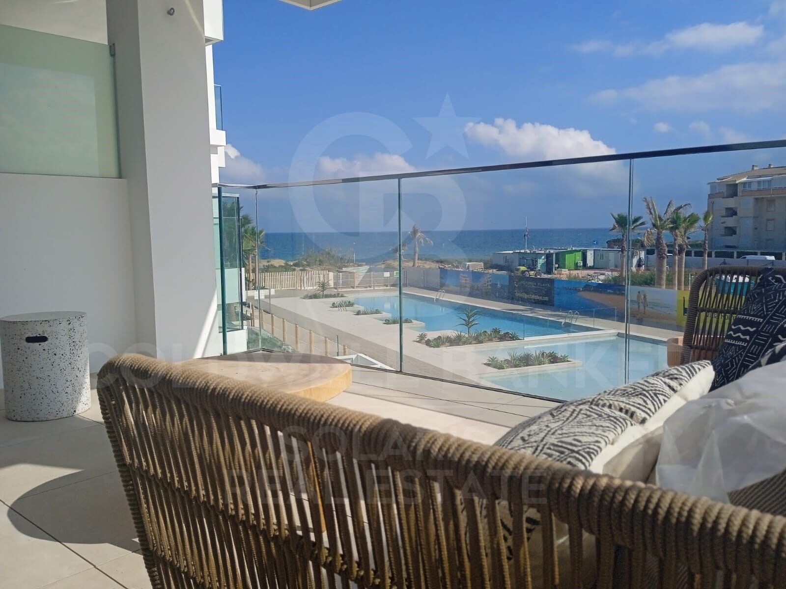 Áticos y apartamentos de 2 y 3 habitaciones con terraza en Urbanización a metros de La Playa en Dénia
