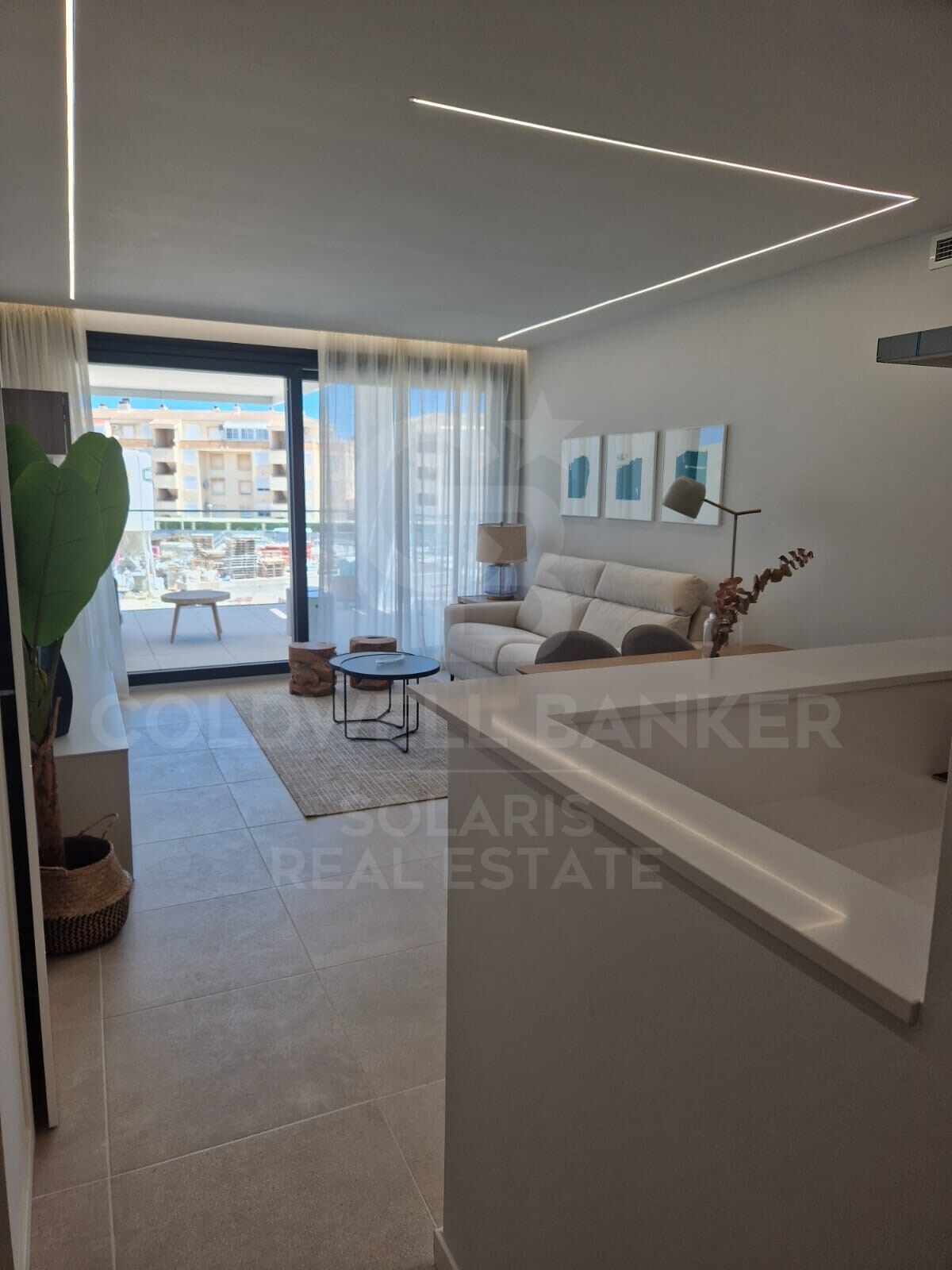 Áticos y apartamentos de 2 y 3 habitaciones con terraza en Urbanización a metros de La Playa en Dénia