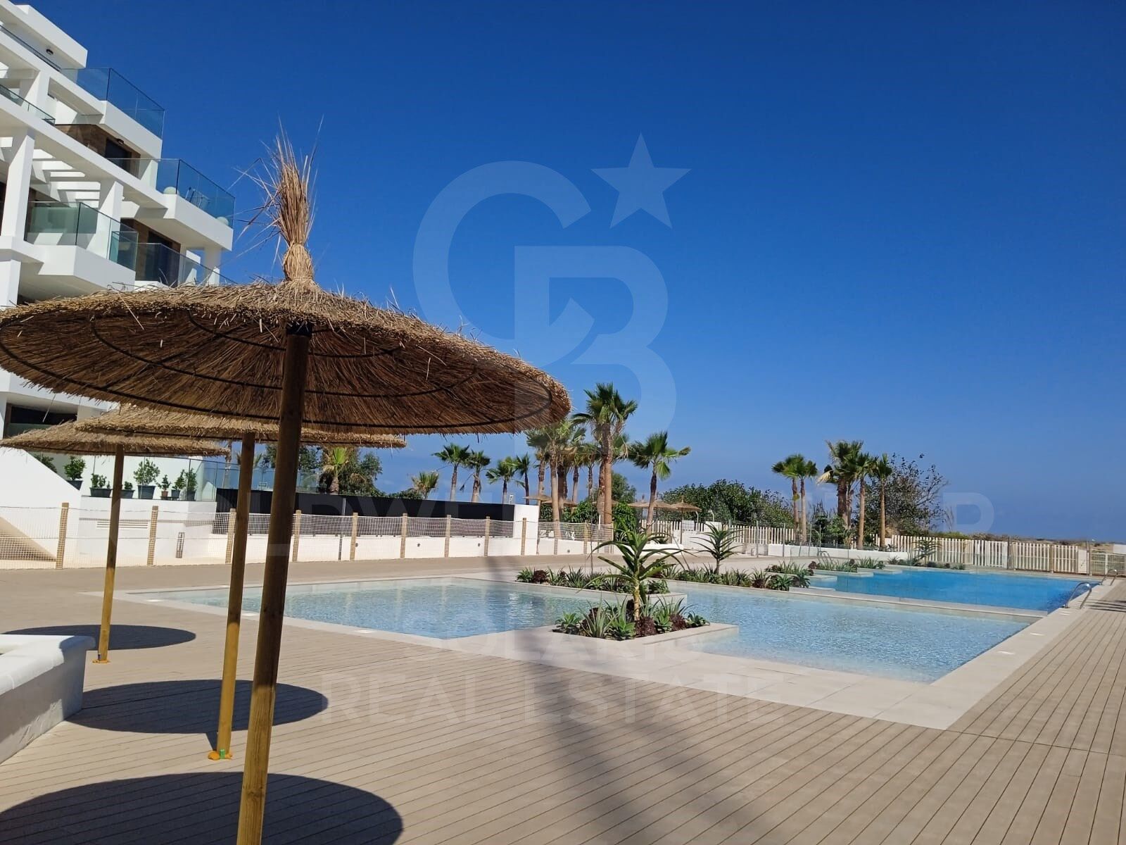 Áticos y apartamentos de 2 y 3 habitaciones con terraza en Urbanización a metros de La Playa en Dénia
