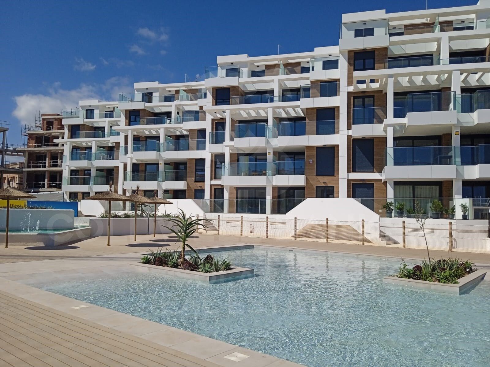 Áticos y apartamentos de 2 y 3 habitaciones con terraza en Urbanización a metros de La Playa en Dénia