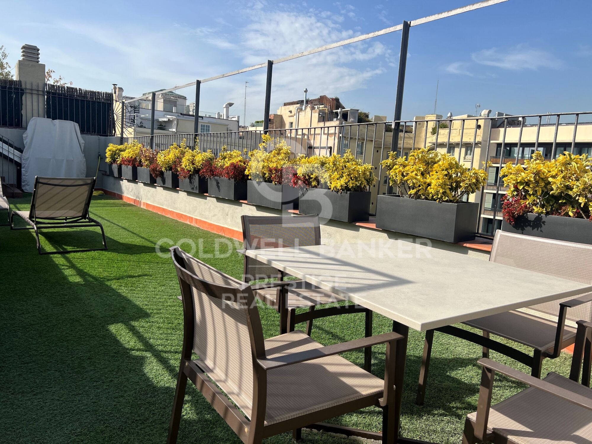 Luxury flat for sale in Barcelona with swimming pool