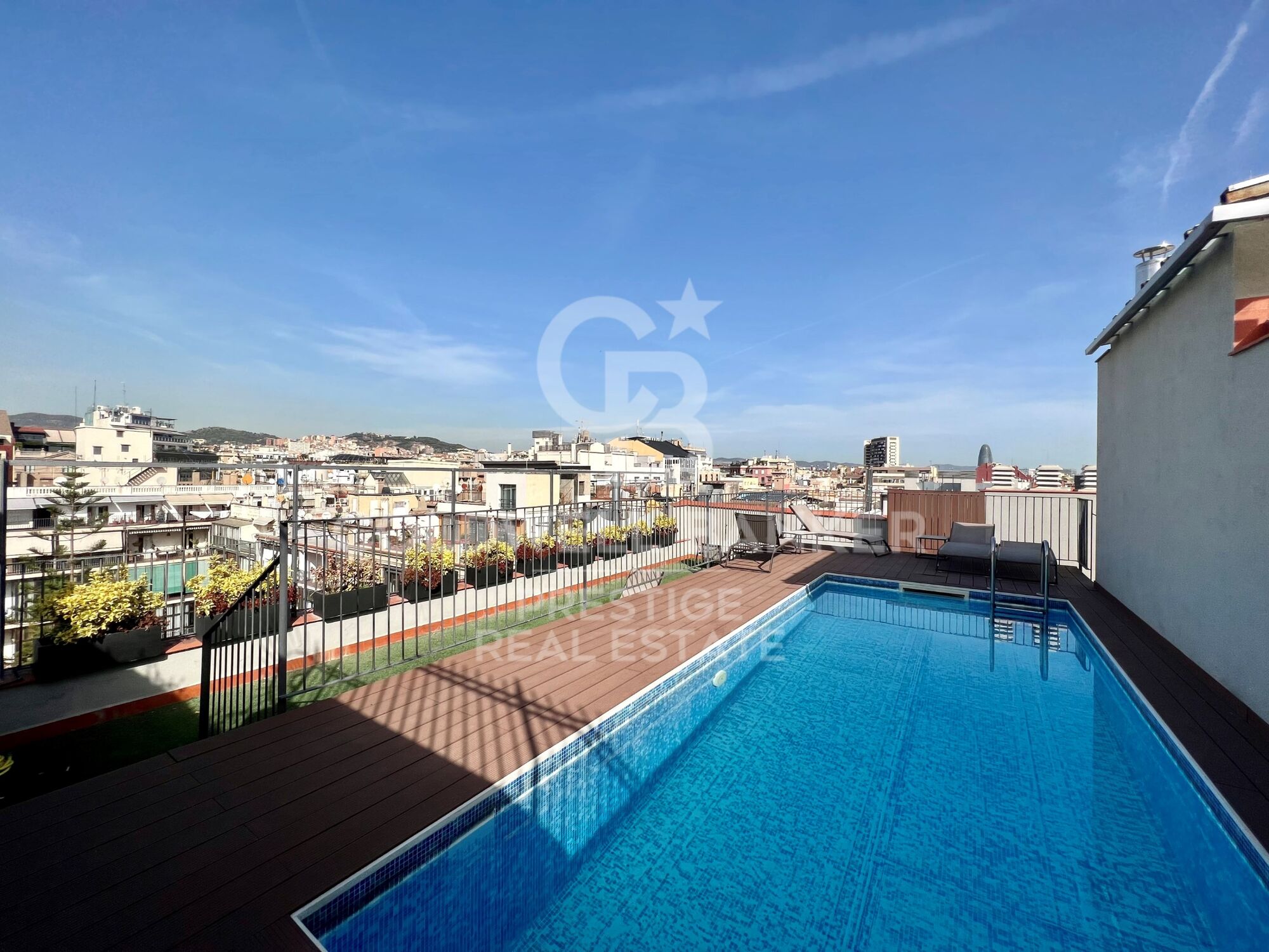 Luxury flat for sale in Barcelona with swimming pool