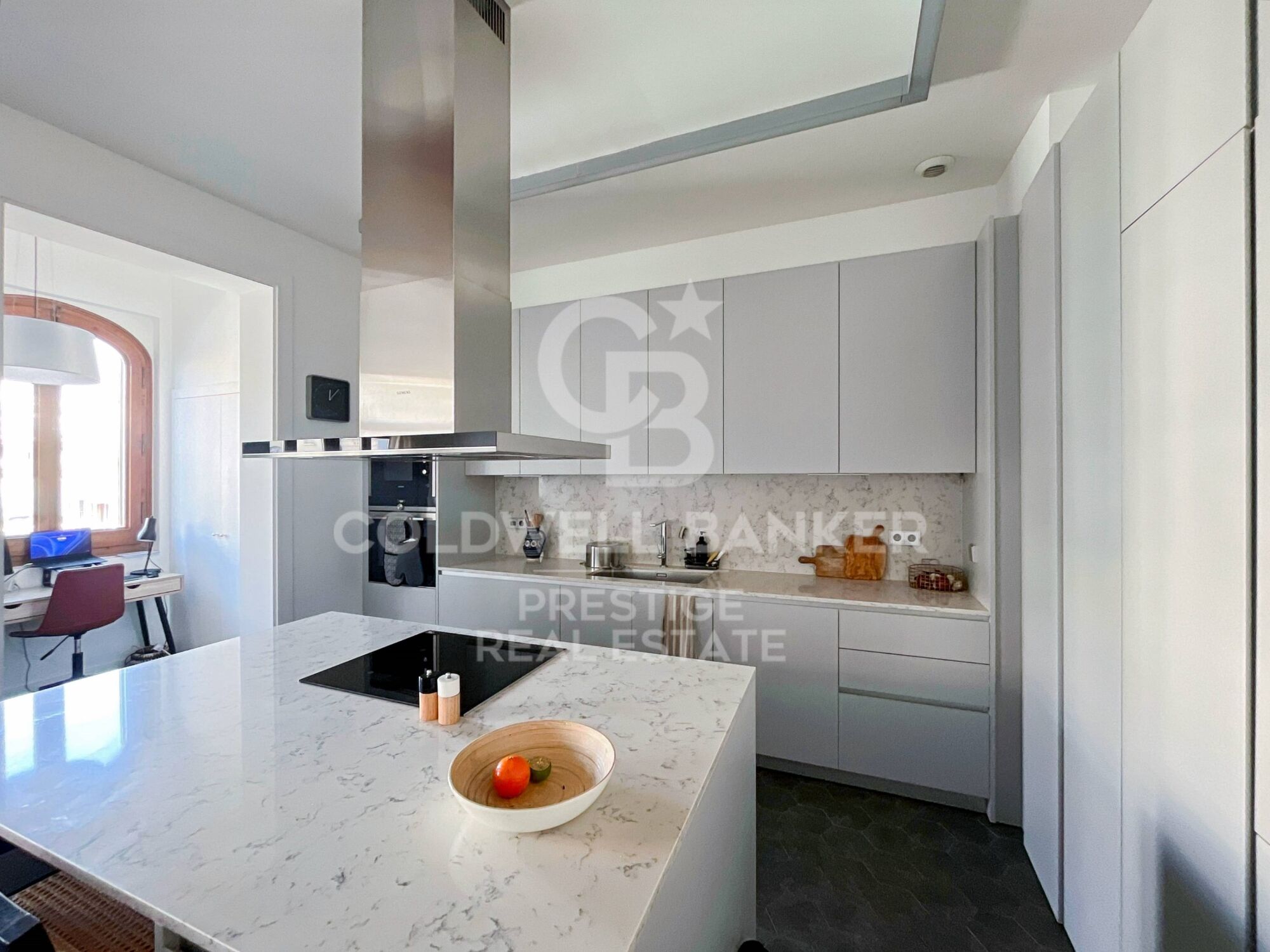 Luxury flat for sale in Barcelona with swimming pool