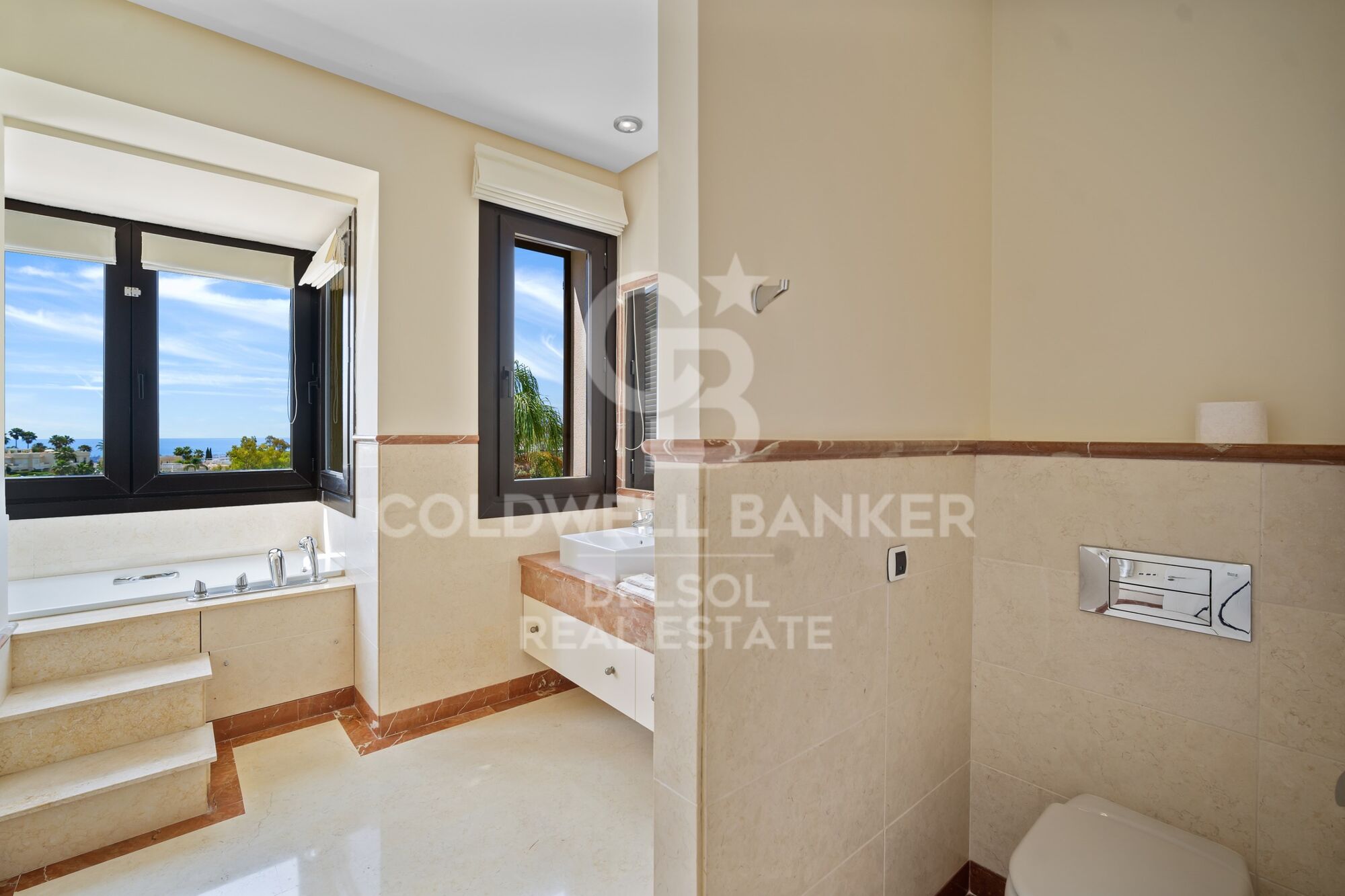 Fantástica villa de cinco dormitorios orientada al sur en La Quinta, Benahavís, con vistas al mar y al golf