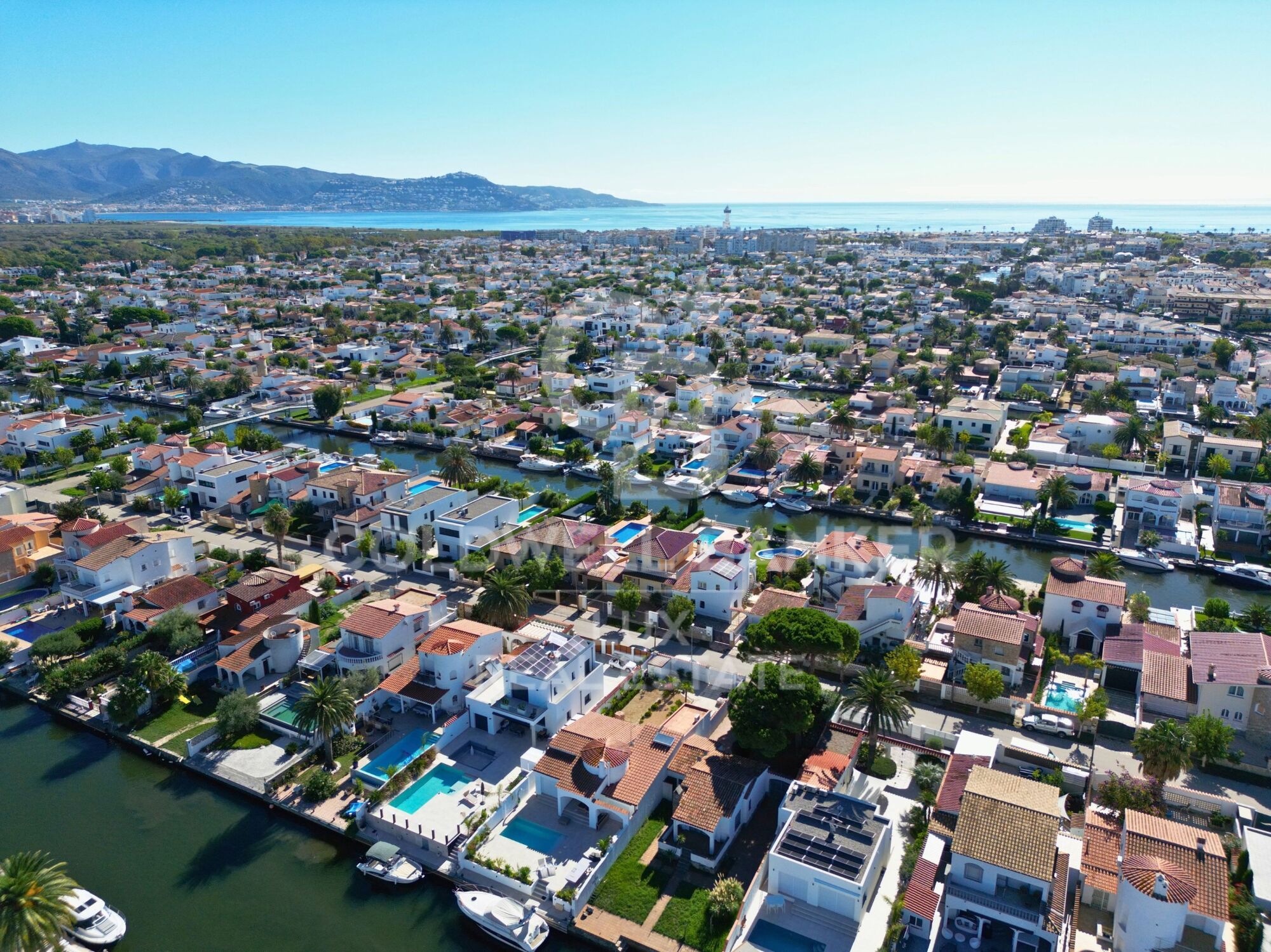 Mooring for sailboats and storage room for sale in Empuriabrava