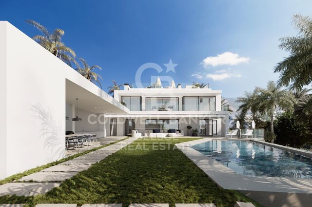 Magnifique villa moderne de 6 chambres située dans une urbanisation exclusive, prestigieuse et privée de Marbella.
