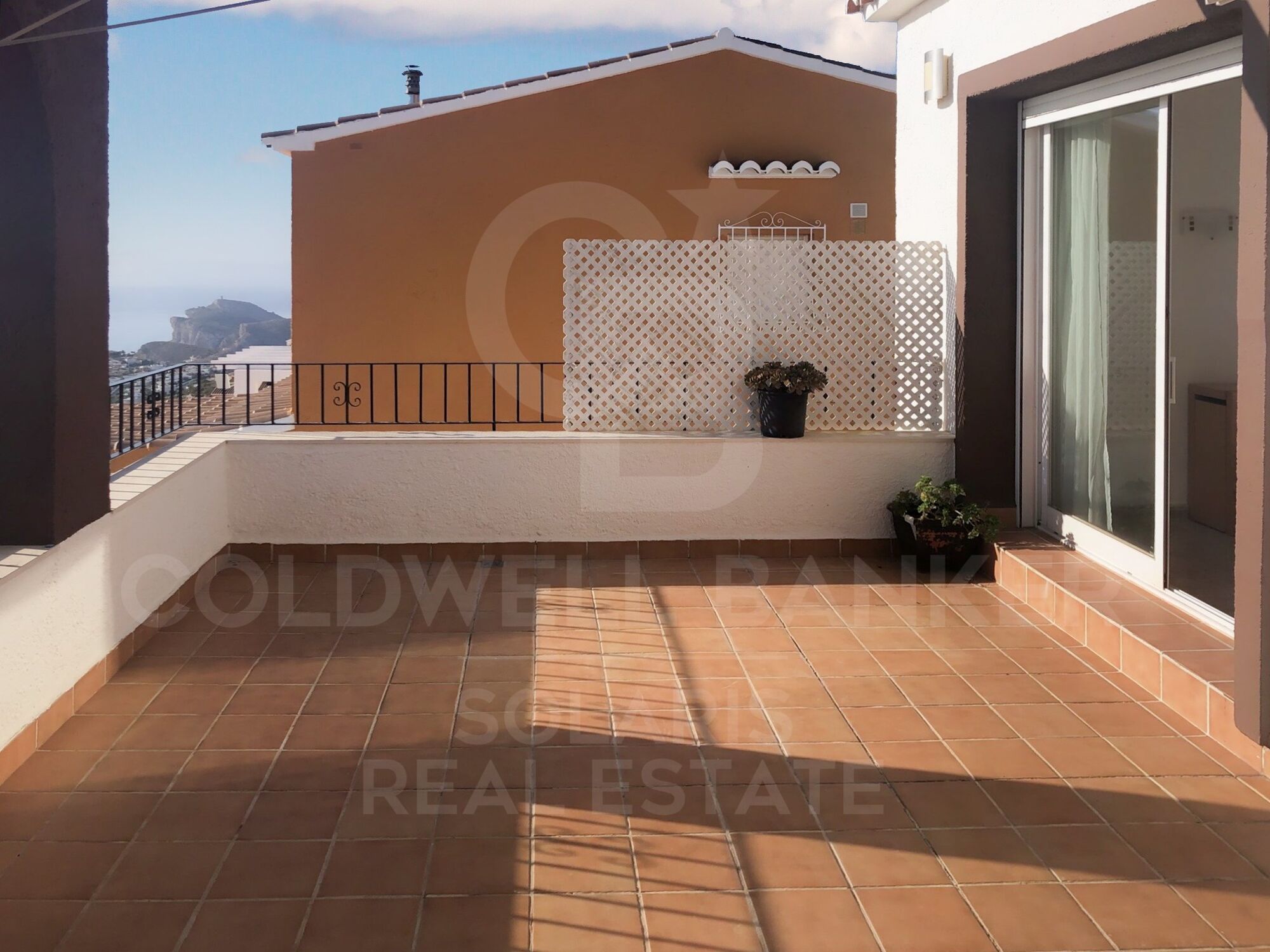 Apartamento de ensueño en Benitachell: Vistas al mar, 2 dormitorios y amplia terraza