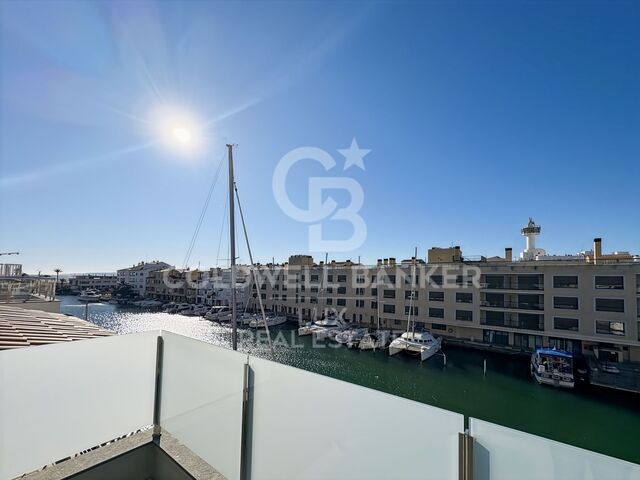 Casa de obra nueva con amarre de 15m en Empuriabrava