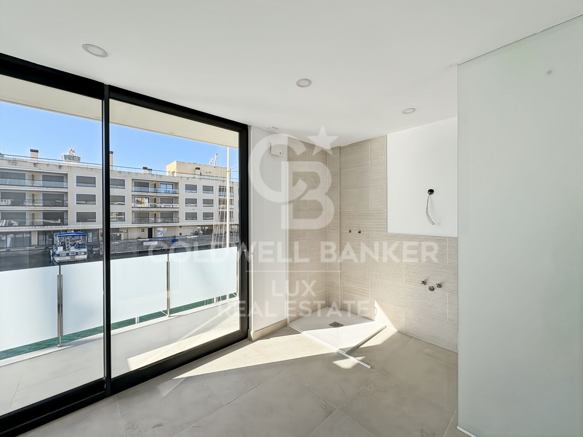 Casa de obra nueva con amarre en Empuriabrava