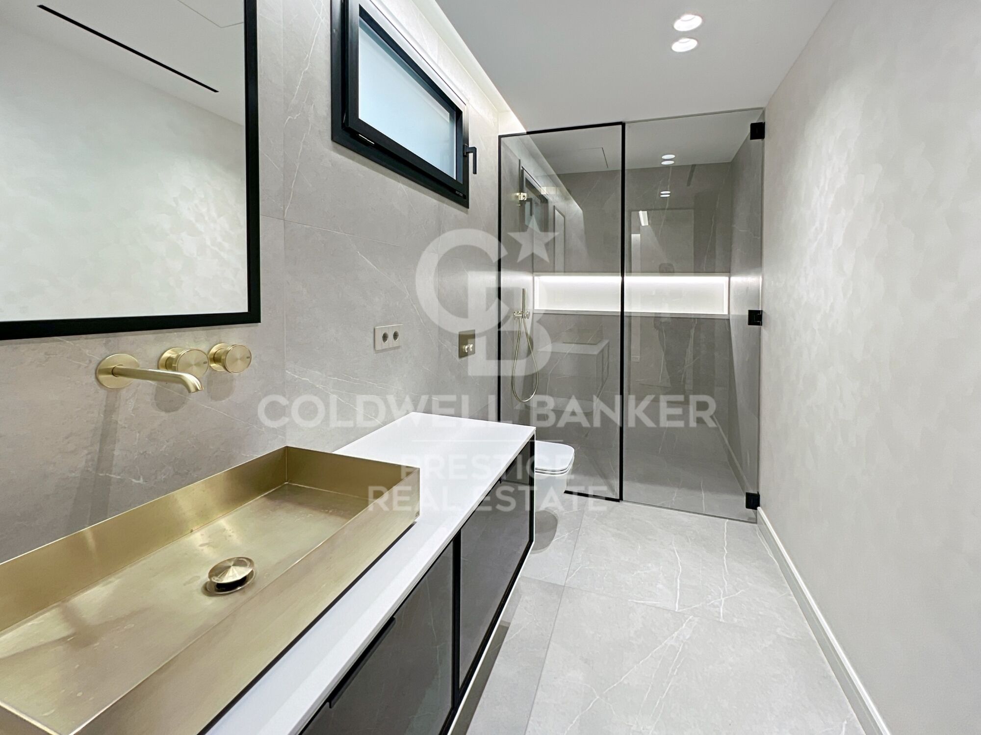 Ático amplio en venta en zona alta con terraza