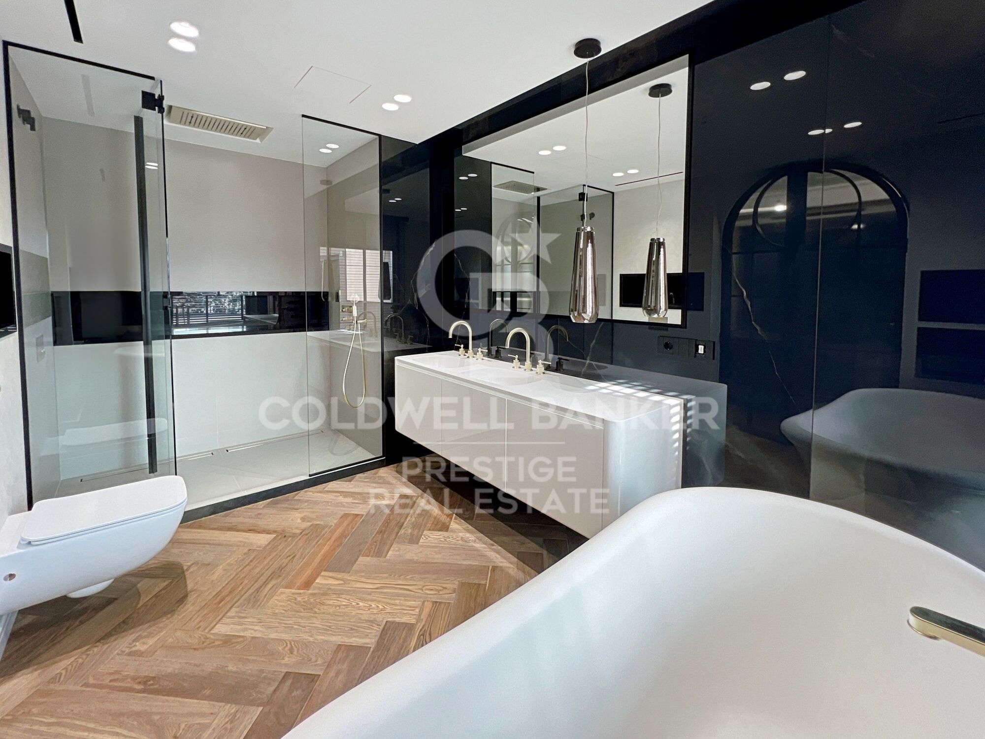 Ático amplio en venta en zona alta con terraza