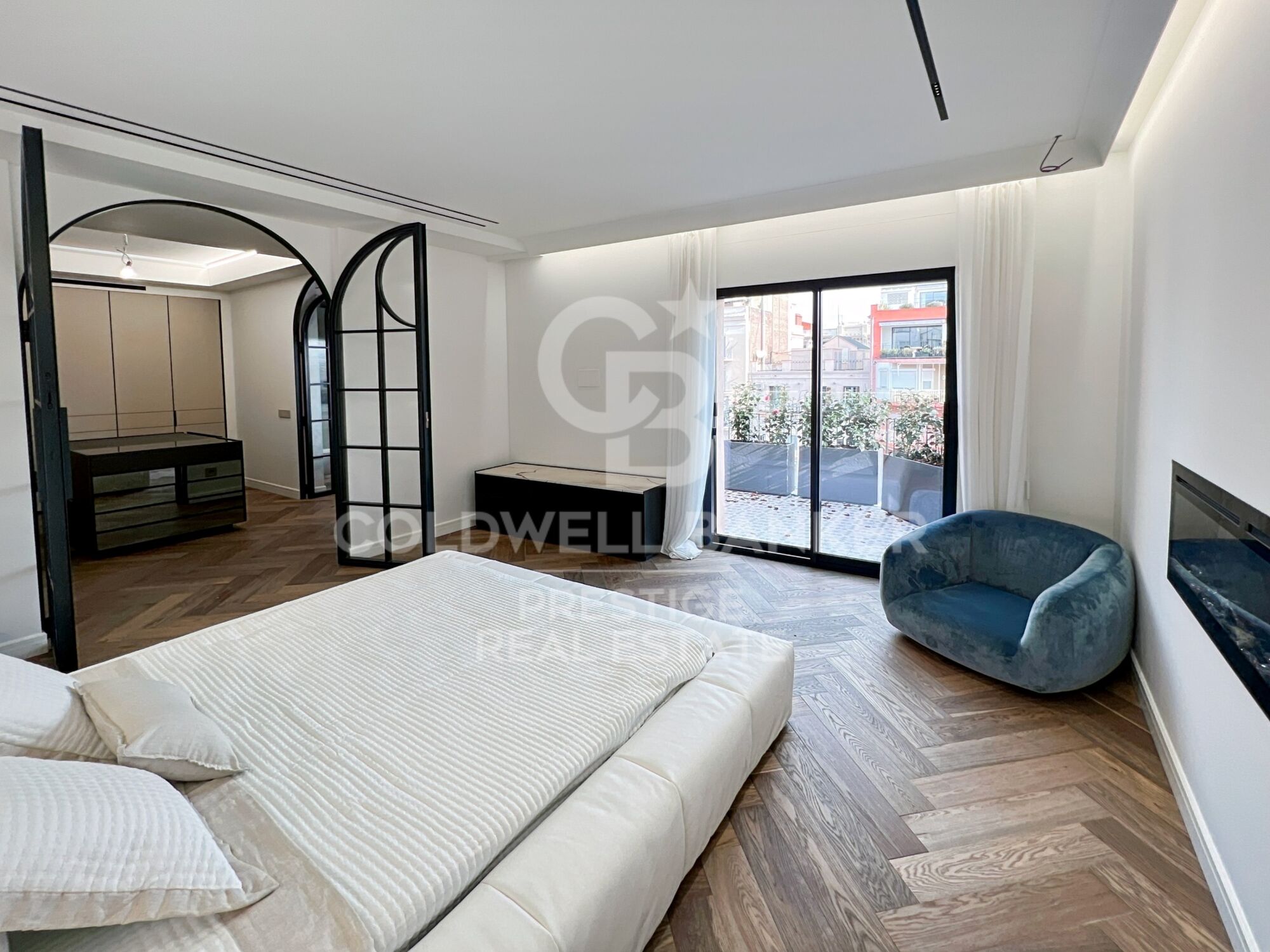 Ático amplio en venta en zona alta con terraza