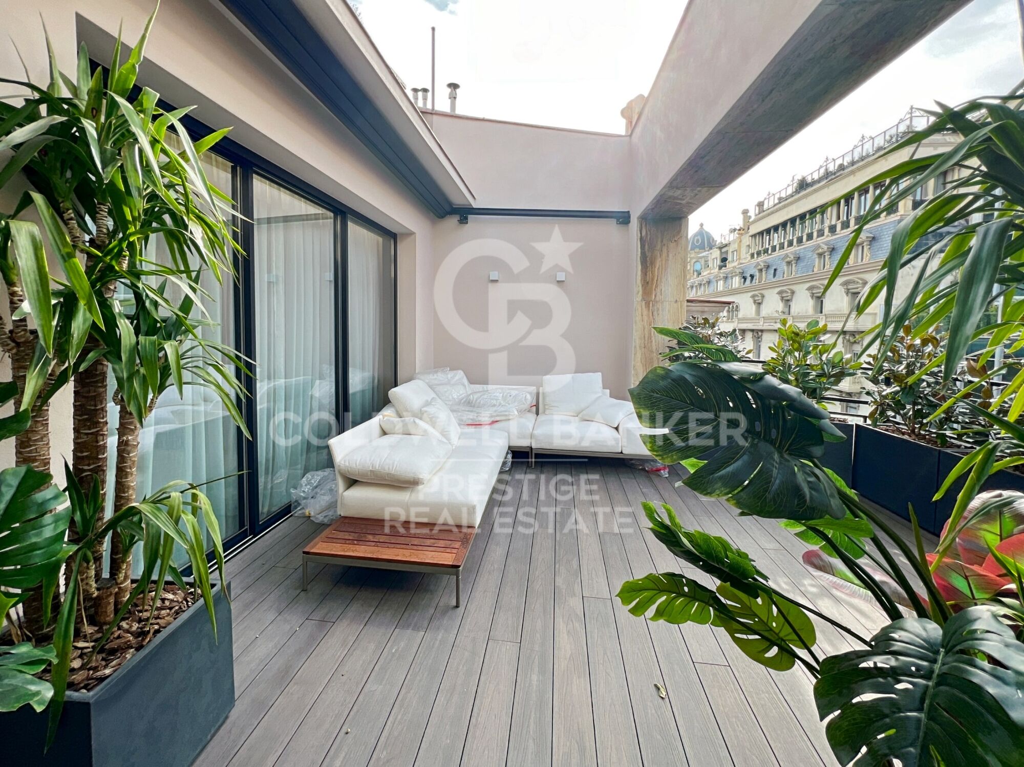 Ático amplio en venta en zona alta con terraza