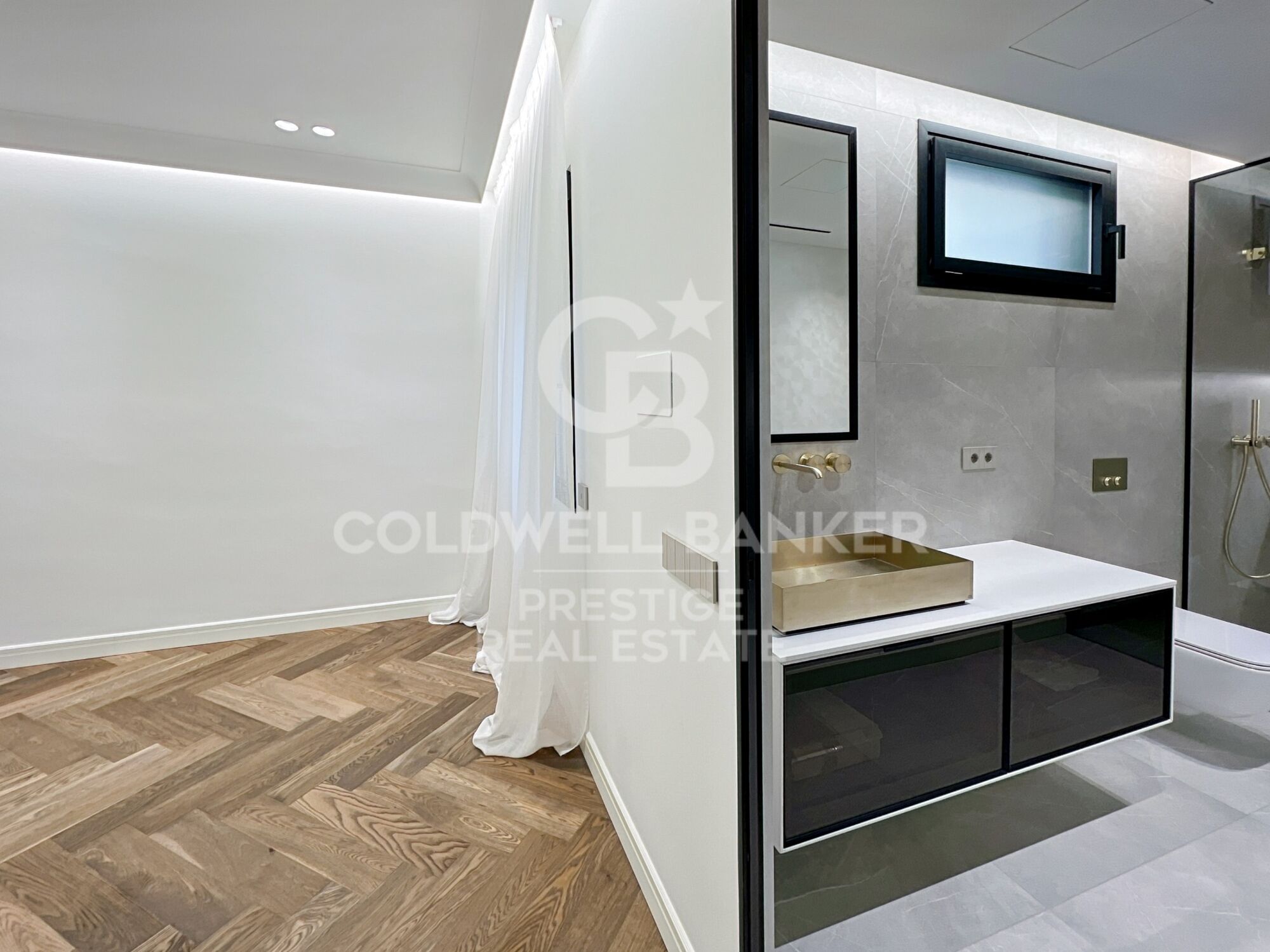 Ático amplio en venta en zona alta con terraza