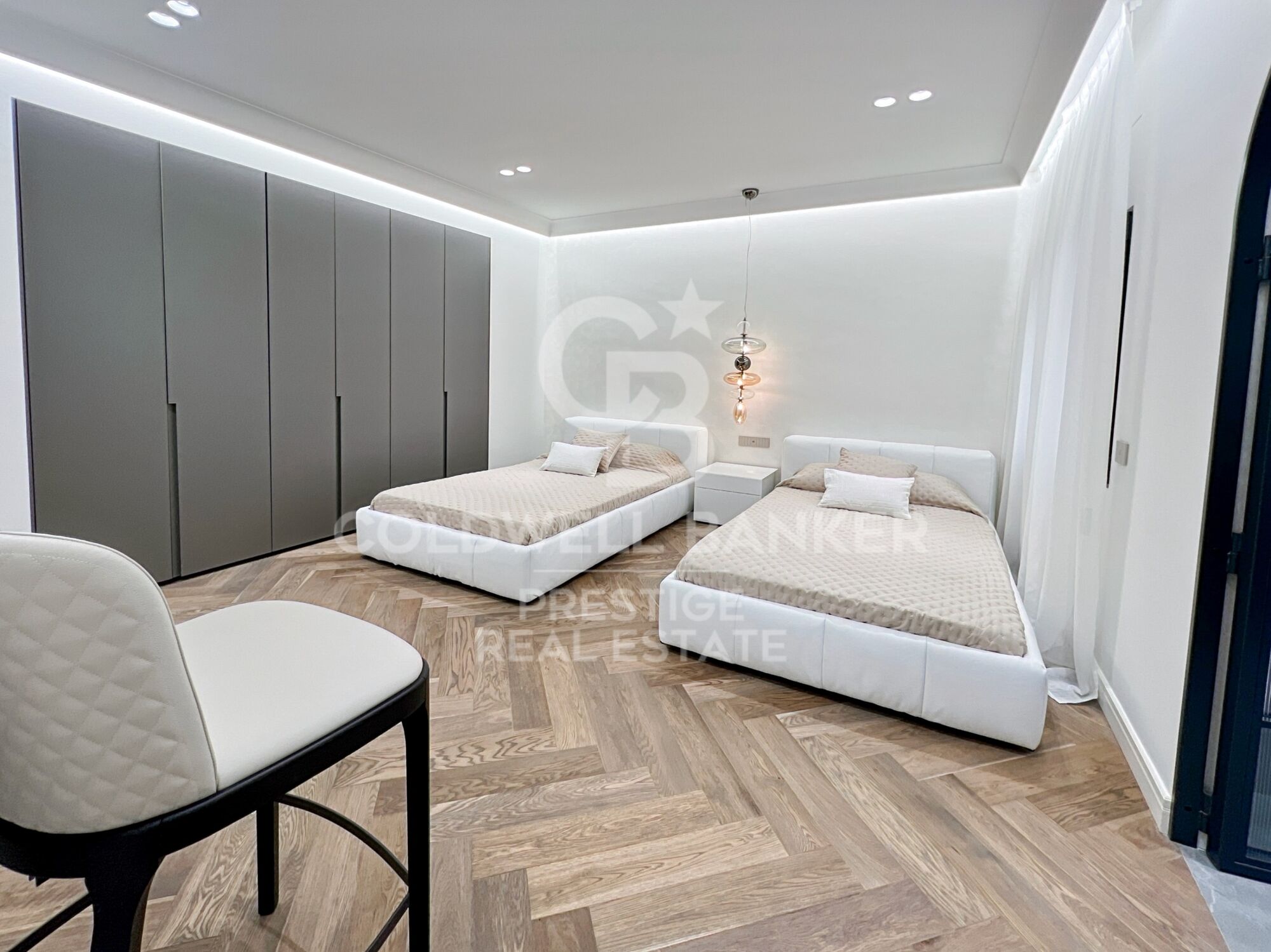 Ático amplio en venta en zona alta con terraza