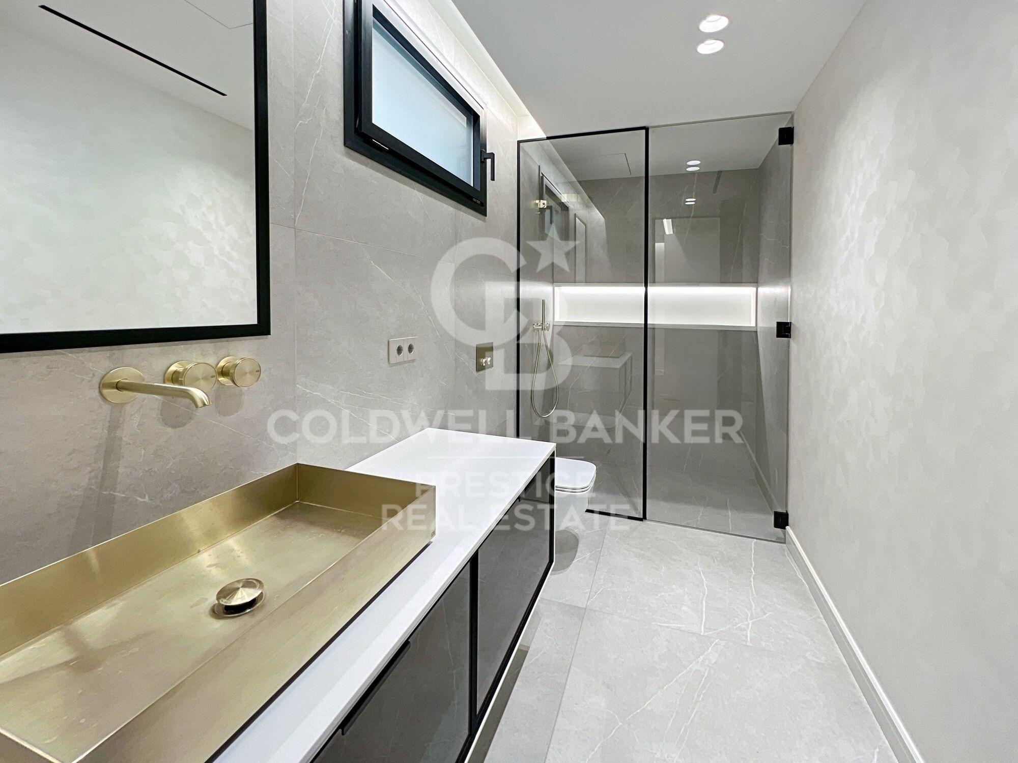 Ático amplio en venta en zona alta con terraza