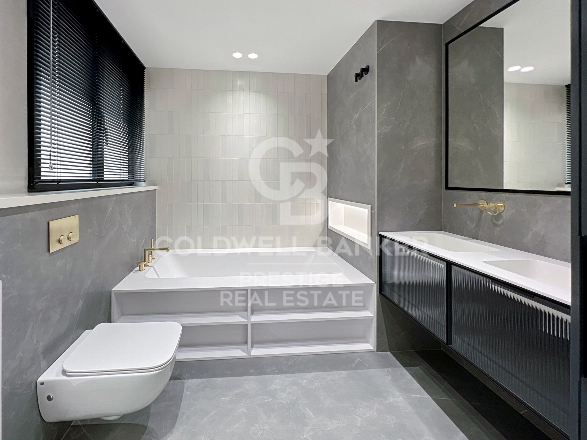 Ático amplio en venta en zona alta con terraza