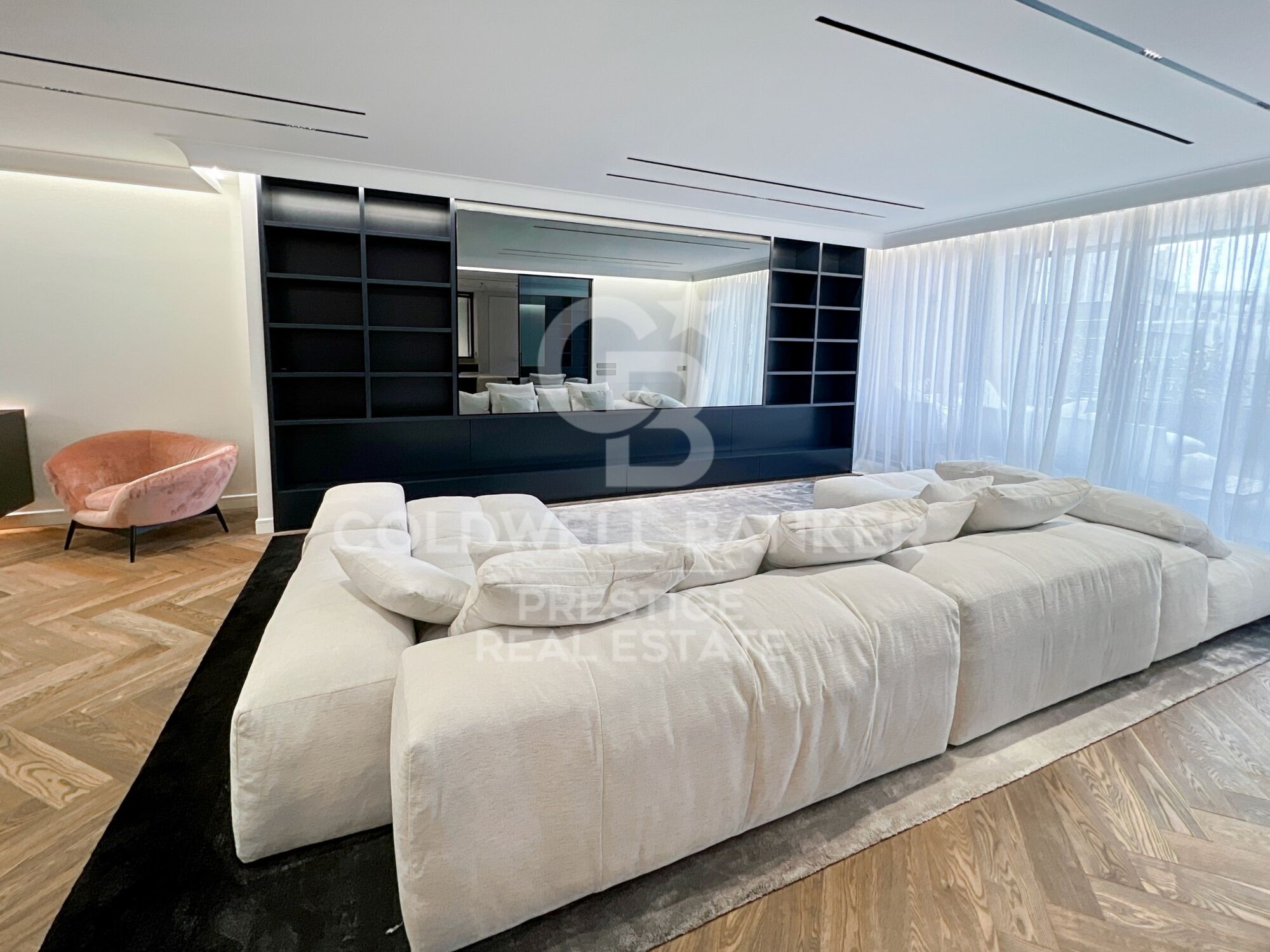 Ático amplio en venta en zona alta con terraza