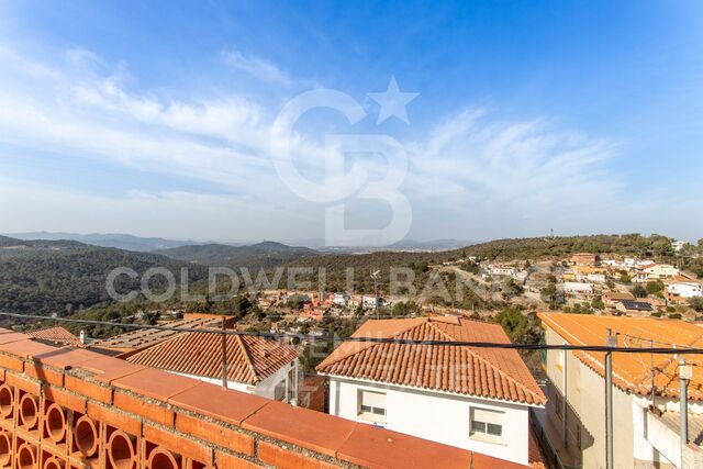 House to renovate in Las Planas with panoramic views of Montserrat
