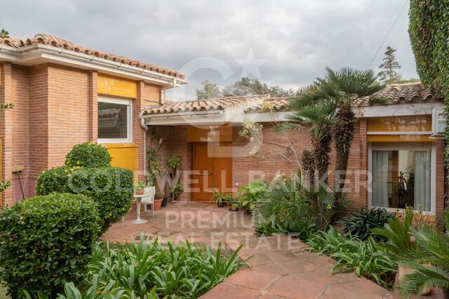Magnificent house on 2 plots for two families in Bellaterra
