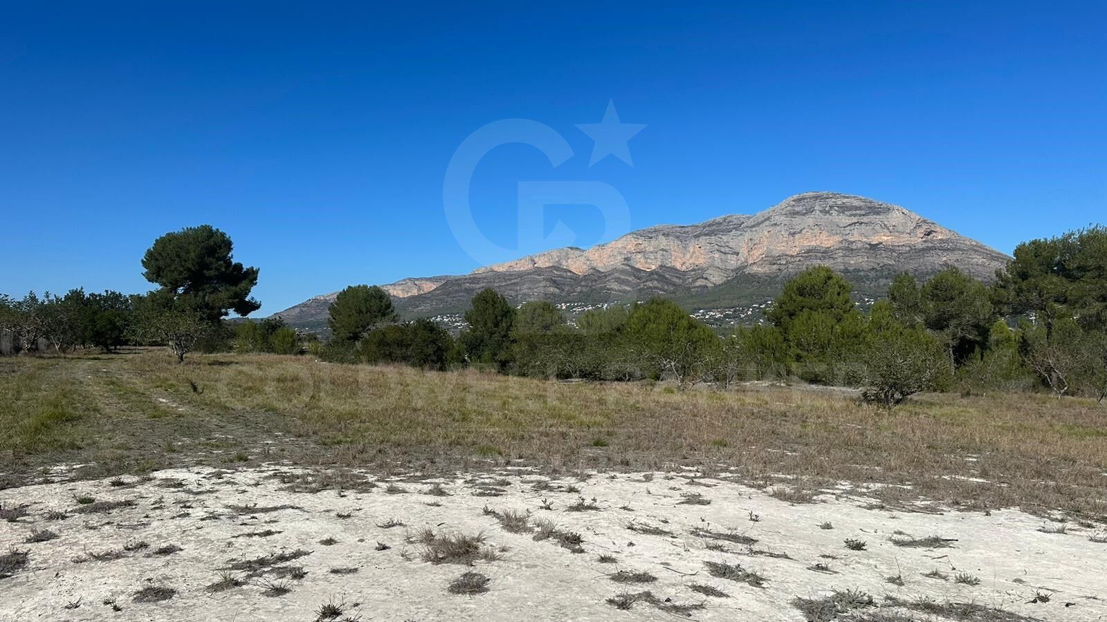 Parcela rústica de 11.600m² con vistas panorámicas al mar y al valle en Jávea