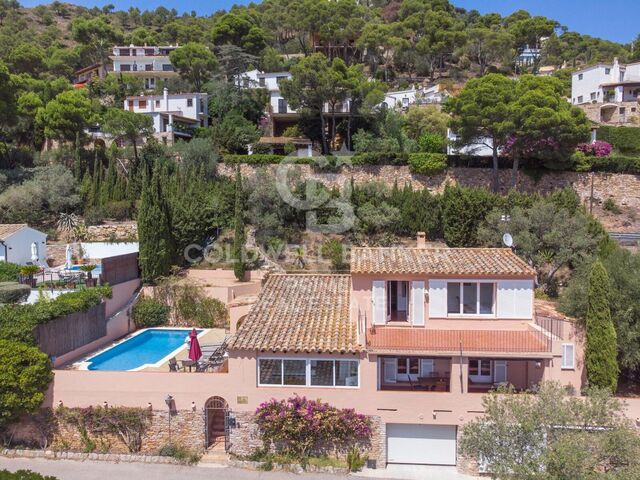 Confortable villa méditerranéenne à vendre avec vue sur la mer à Begur