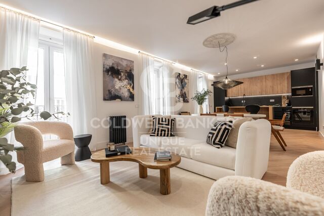Luxury flat for sale in Trafalgar