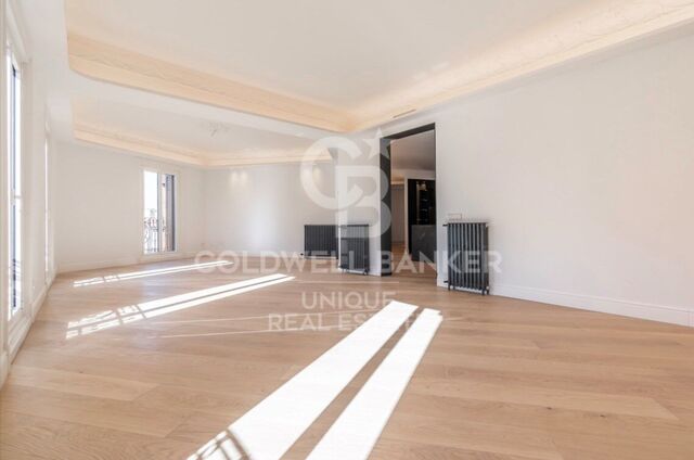 Amazing flat for sale with 6 balconies in Almagro