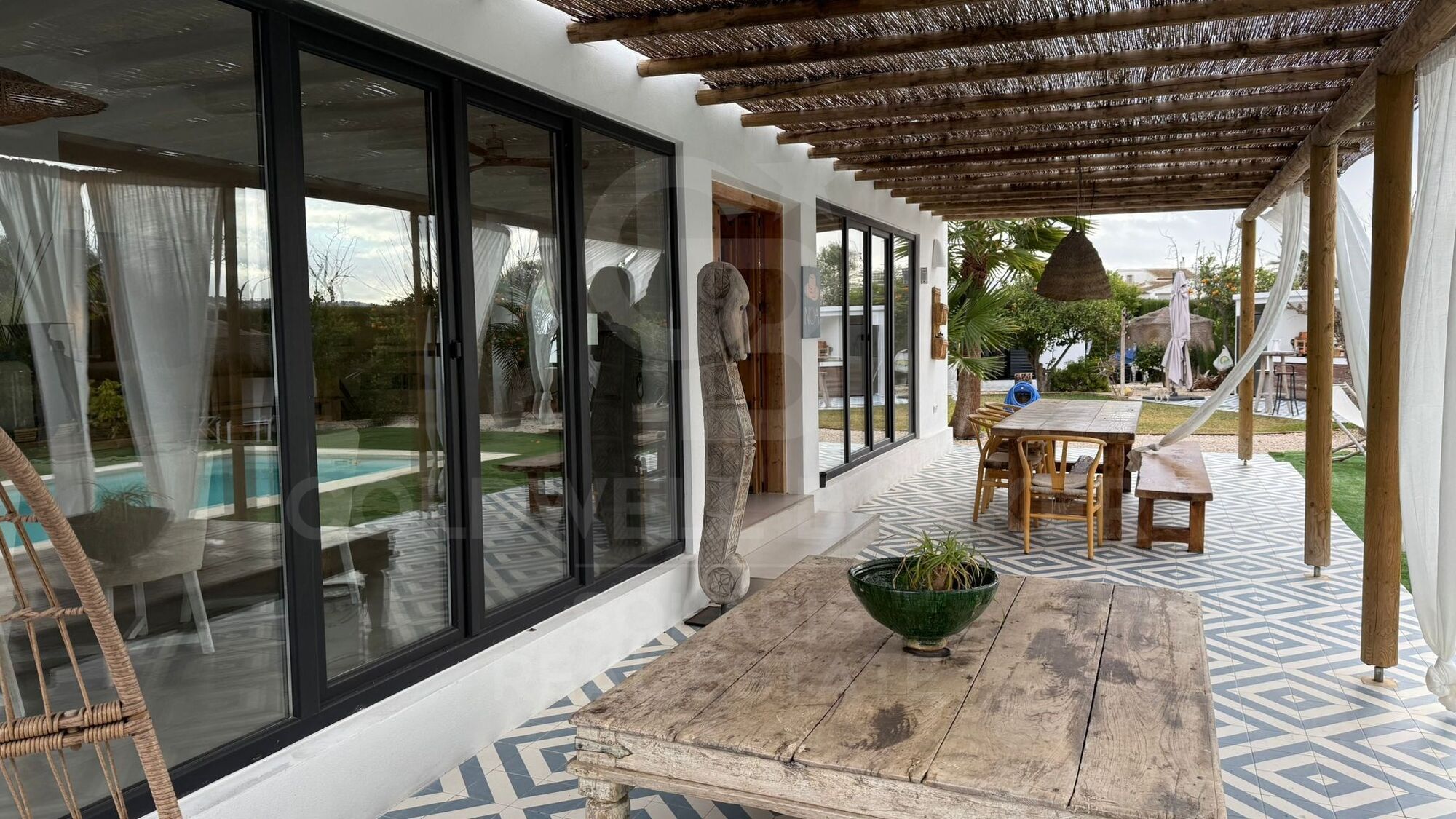 Exklusive Villa mit 6 Schlafzimmern, nur wenige Minuten vom Strand Arenal in Jávea entfernt.