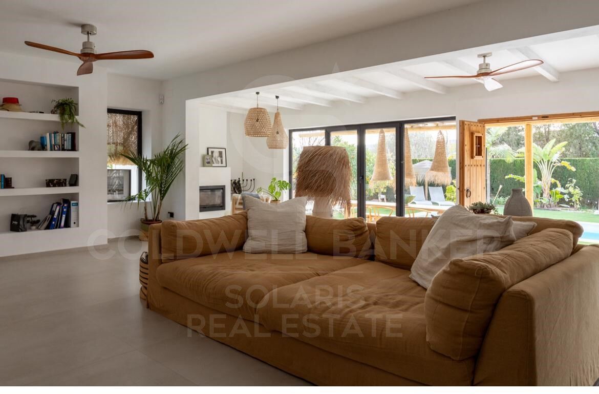 Exklusive Villa mit 6 Schlafzimmern, nur wenige Minuten vom Strand Arenal in Jávea entfernt.