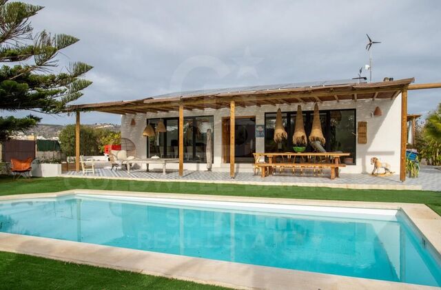 Exclusiva villa de 6 dormitorios a pocos minutos de la Playa del Arenal en Jávea