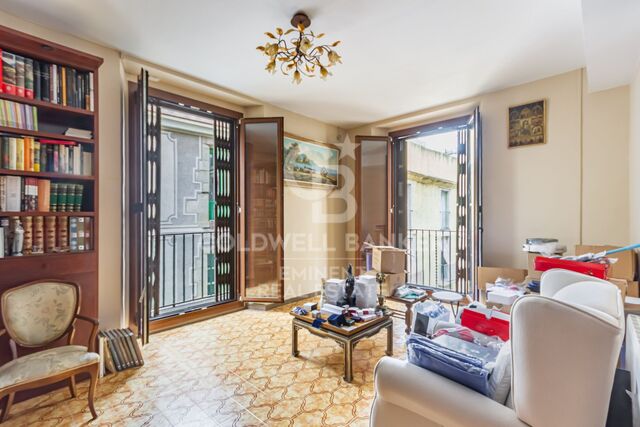 Charming Home in the Gothic Quarter: Bright Spaces and Views of Calle del Call