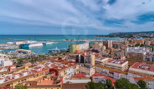 Terrain exclusif avec licence pour un projet de logement à deux étages avec vue sur la mer, Dénia Les Rotes