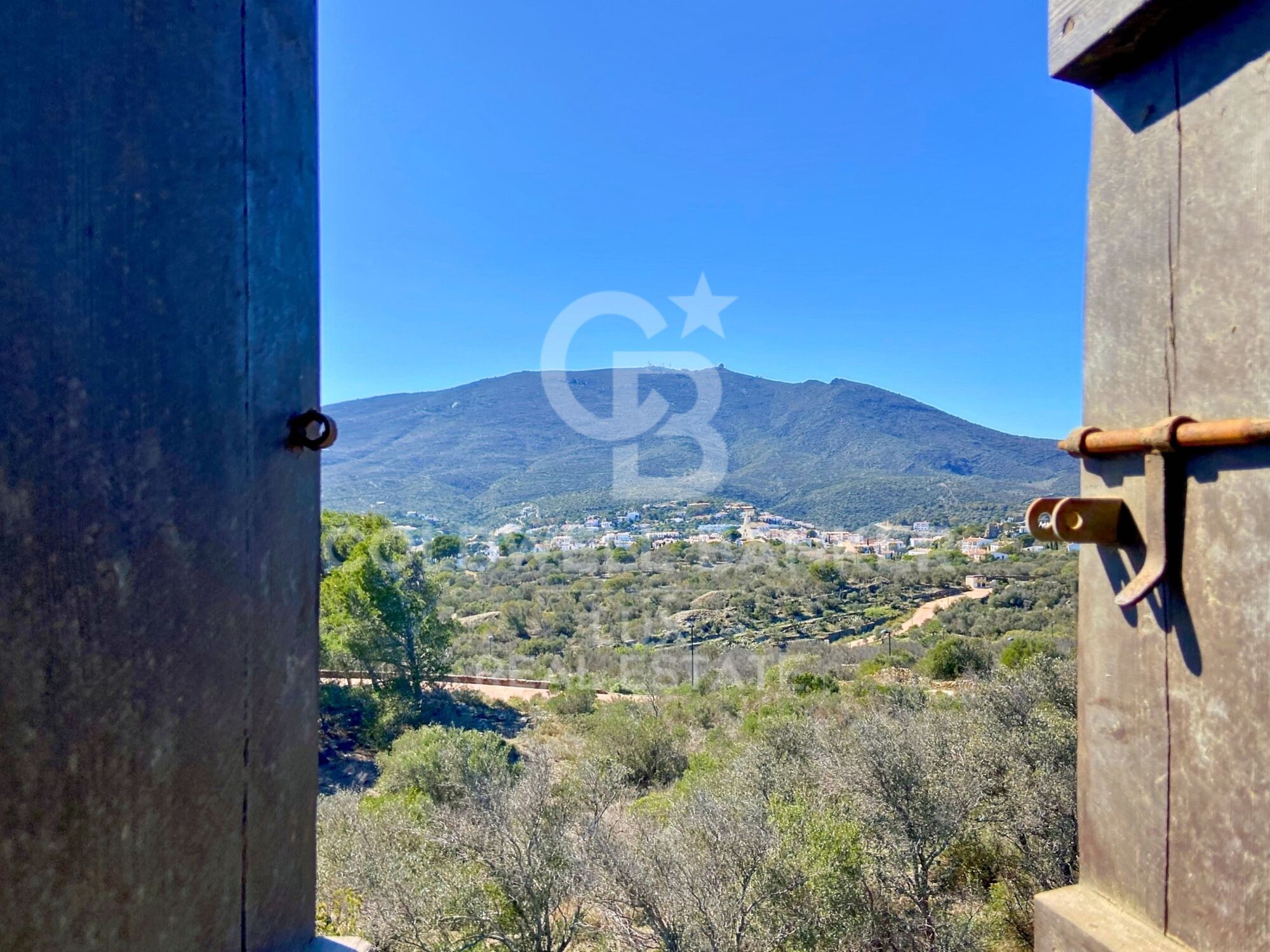 Waterfront property in Cadaqués with sea views, unique in Europe