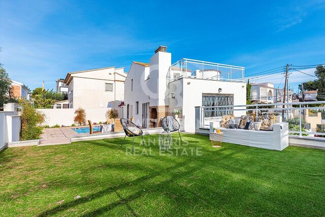 A sunny house on the beach in Cambrils