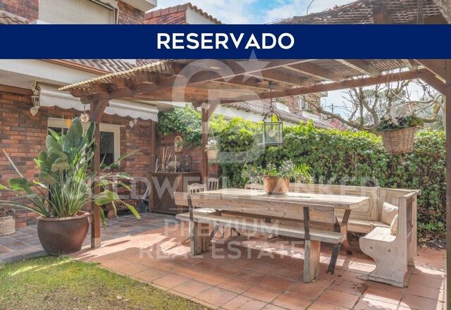 Charming house in Avda. Joan Borras totally refurbished and ready to move in.