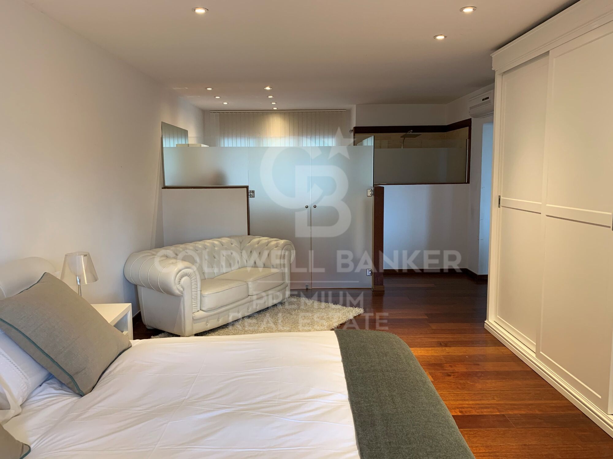 Magnificent villa totally private