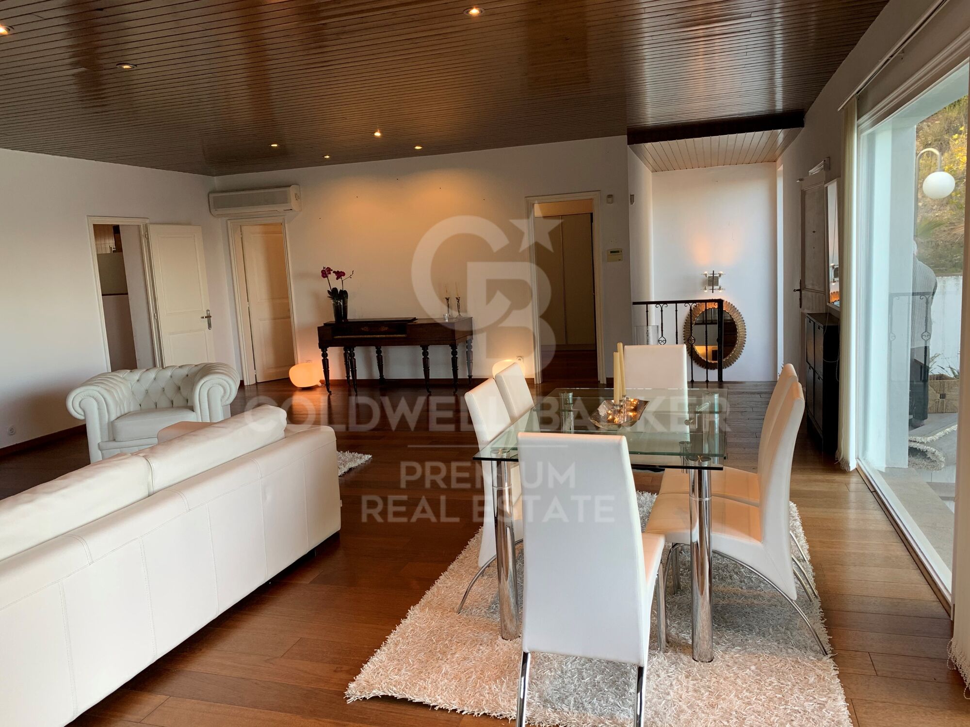 Magnificent villa totally private