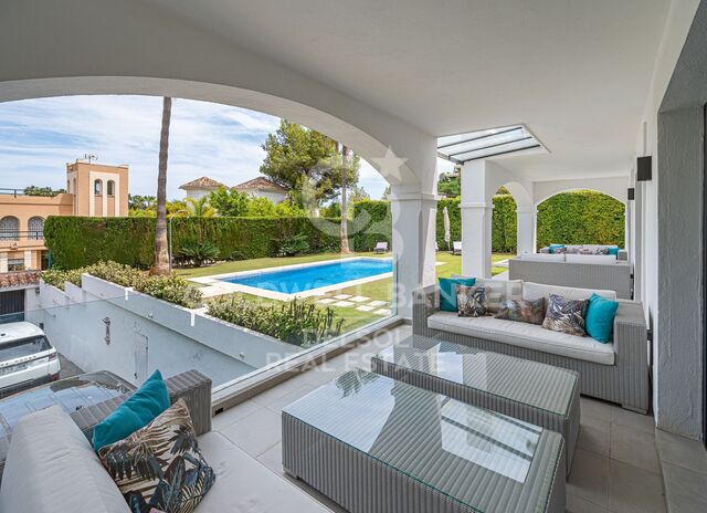 Villa de estilo moderno disponible en alquiler de corta temporada en Nueva Andalucía en la zona de Centro Plaza