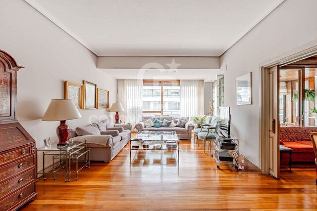 Exclusivo piso en José Abascal con terraza. Una oportunidad para reformar y personalizarlo a tu gusto.