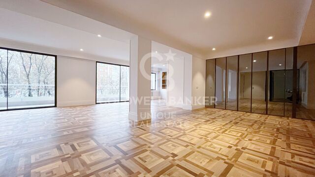 Flat for sale of 672m2 and 4 bedrooms in Paseo de la Castellana, Almagro, Madrid.