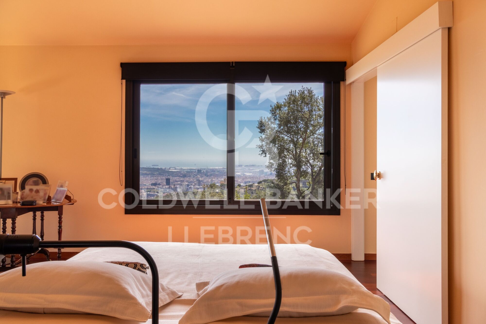 Espectacular casa de diseño en venta en Vallvidrera con jardín y piscina