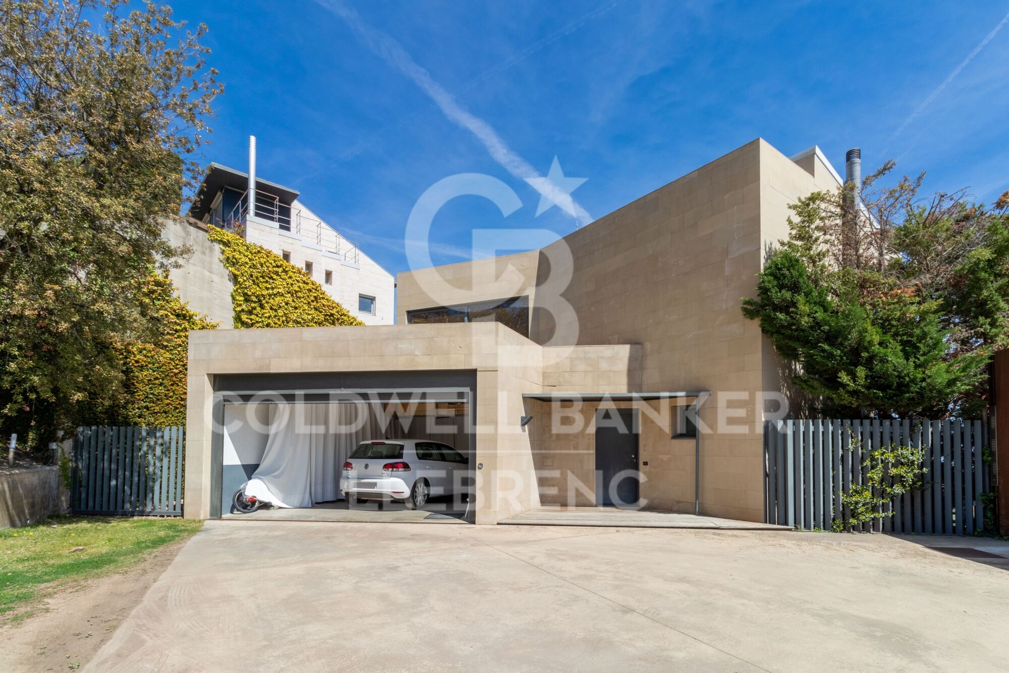 Espectacular casa de diseño en venta en Vallvidrera con jardín y piscina