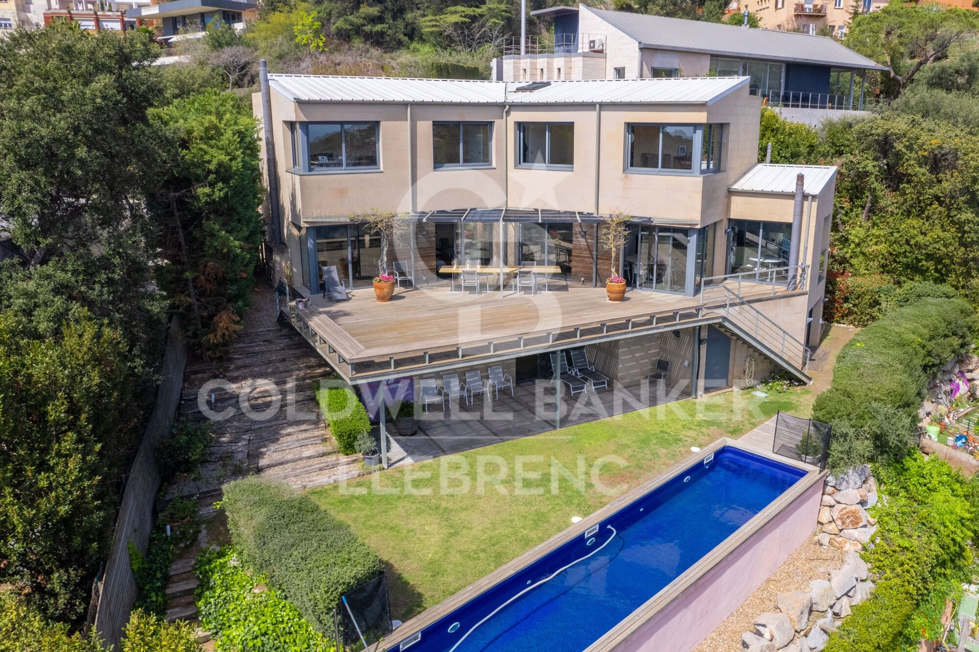 Espectacular casa de diseño en venta en Vallvidrera con jardín y piscina