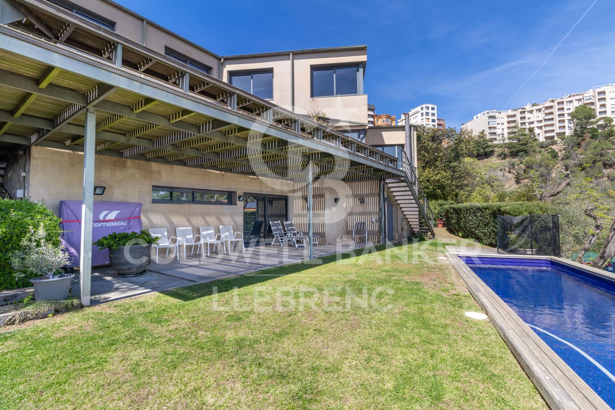 Espectacular casa de diseño en venta en Vallvidrera con jardín y piscina