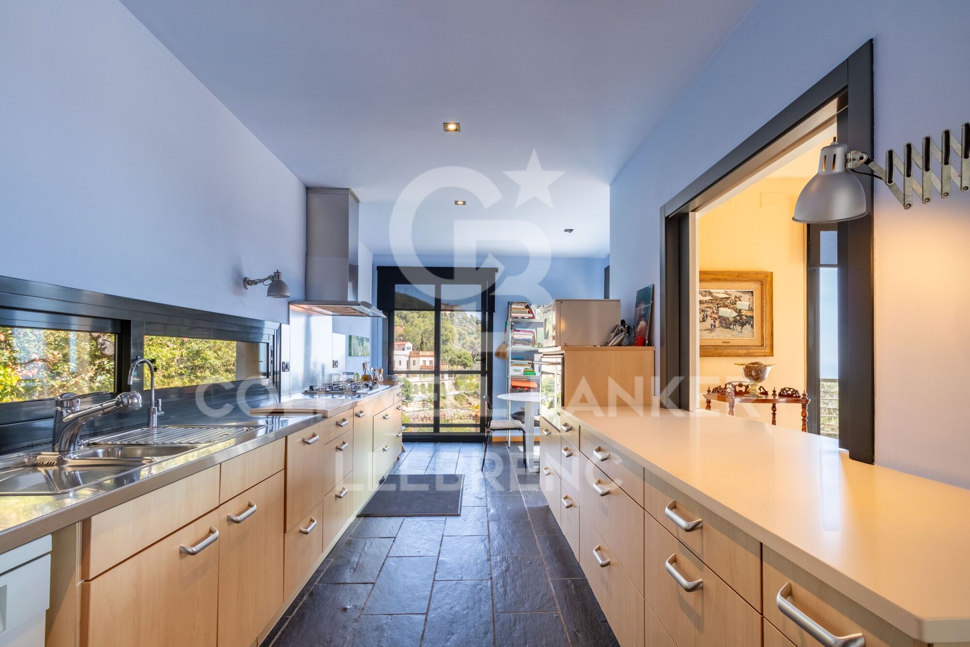 Espectacular casa de diseño en venta en Vallvidrera con jardín y piscina