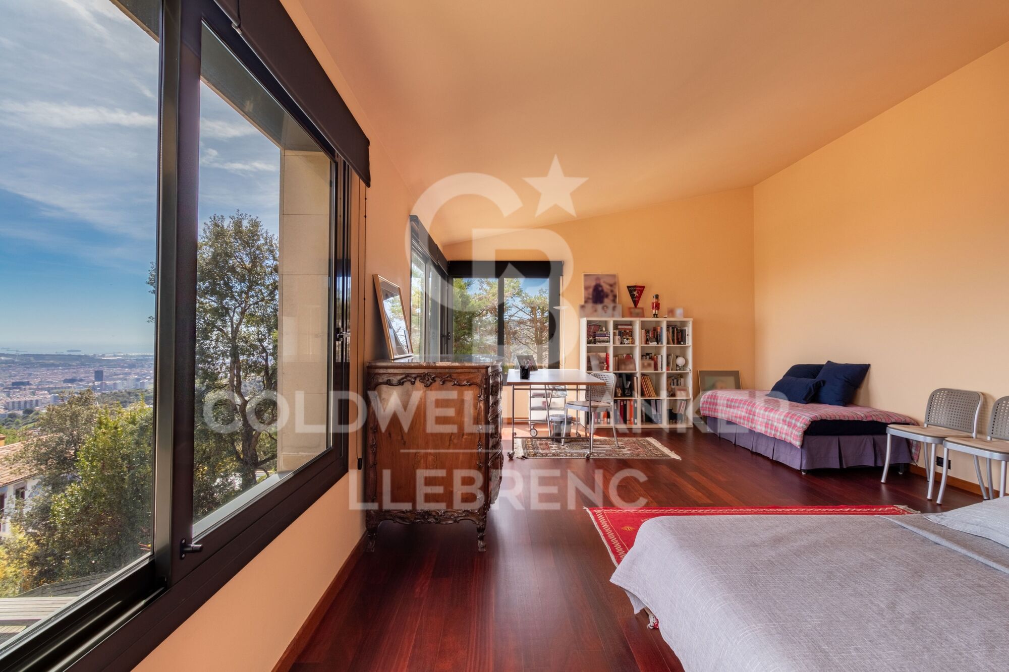 Espectacular casa de diseño en venta en Vallvidrera con jardín y piscina