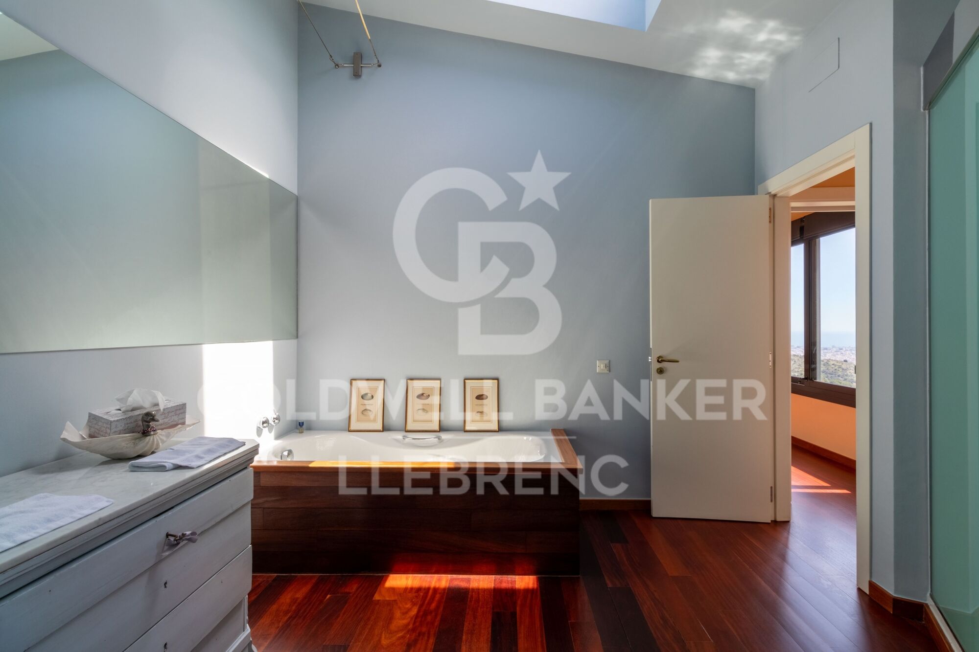 Espectacular casa de diseño en venta en Vallvidrera con jardín y piscina
